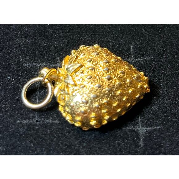 Vintage Gold Tone Strawberry Pendant Unmarked Textured Fruit Charm Jewelry - Picture 5 of 8